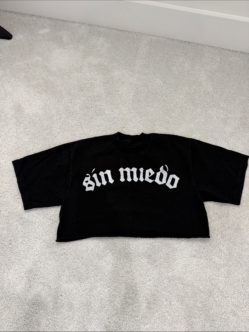 Black "Sin Miedo" Cropped Graphic Tee
